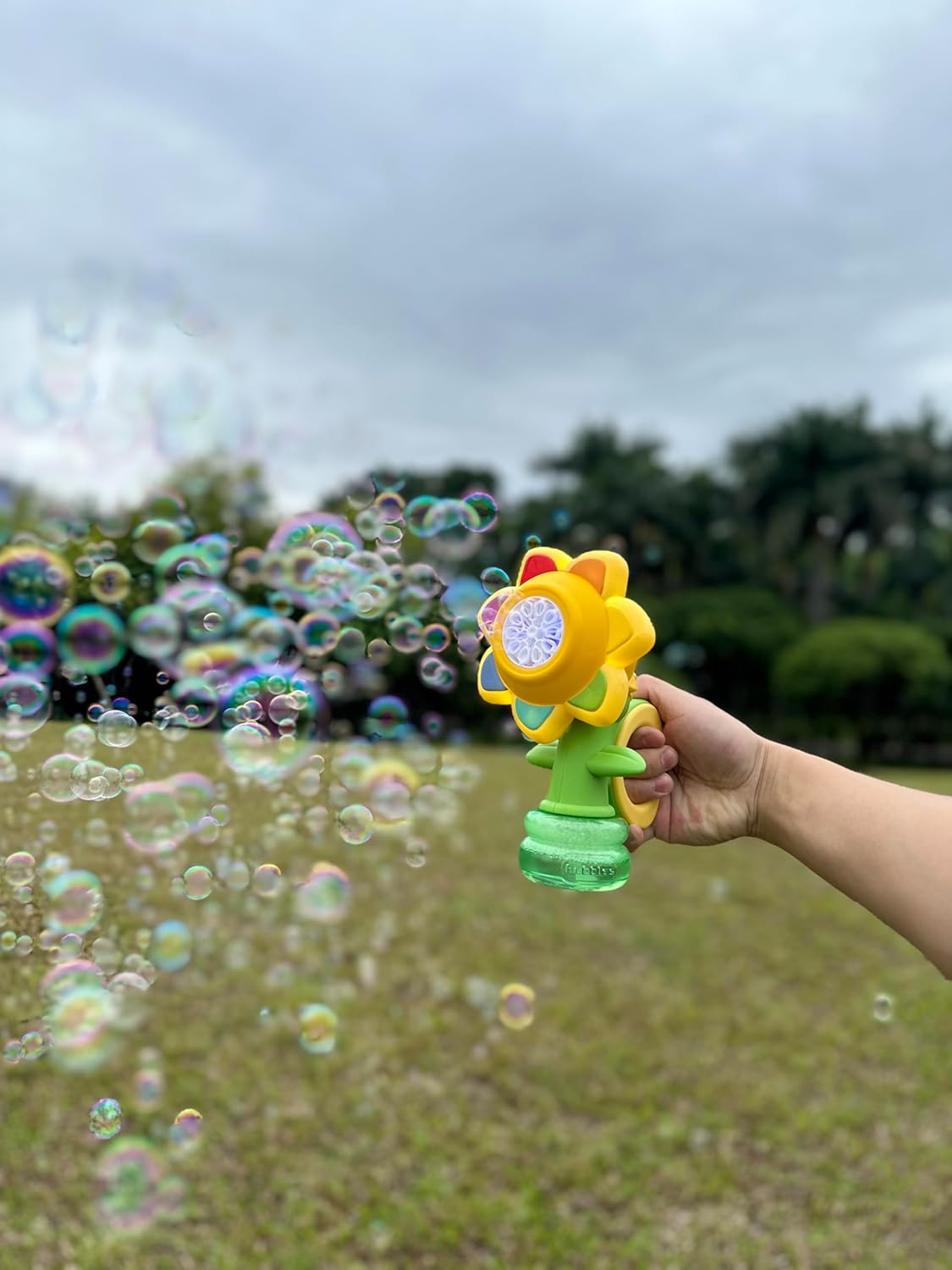 Electric Handheld Bubble Machine, Seven Color Flower Shaking Head Rotating Automatic Bubble Machine, Suitable for Boys and Girls Toys(One Click Start, Yellow), 24cm*9cm*13cm